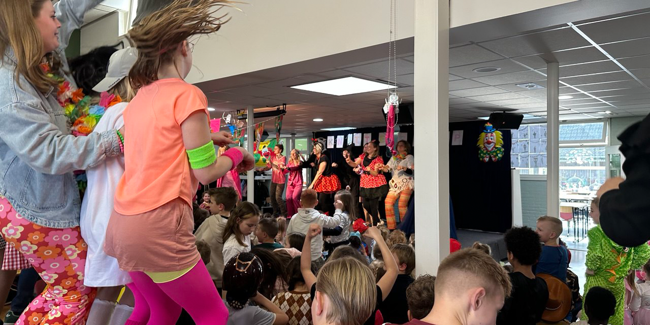 Foto: Carnavalsfeest op St. Franciscus: Knetterdurp bruist van de energie!