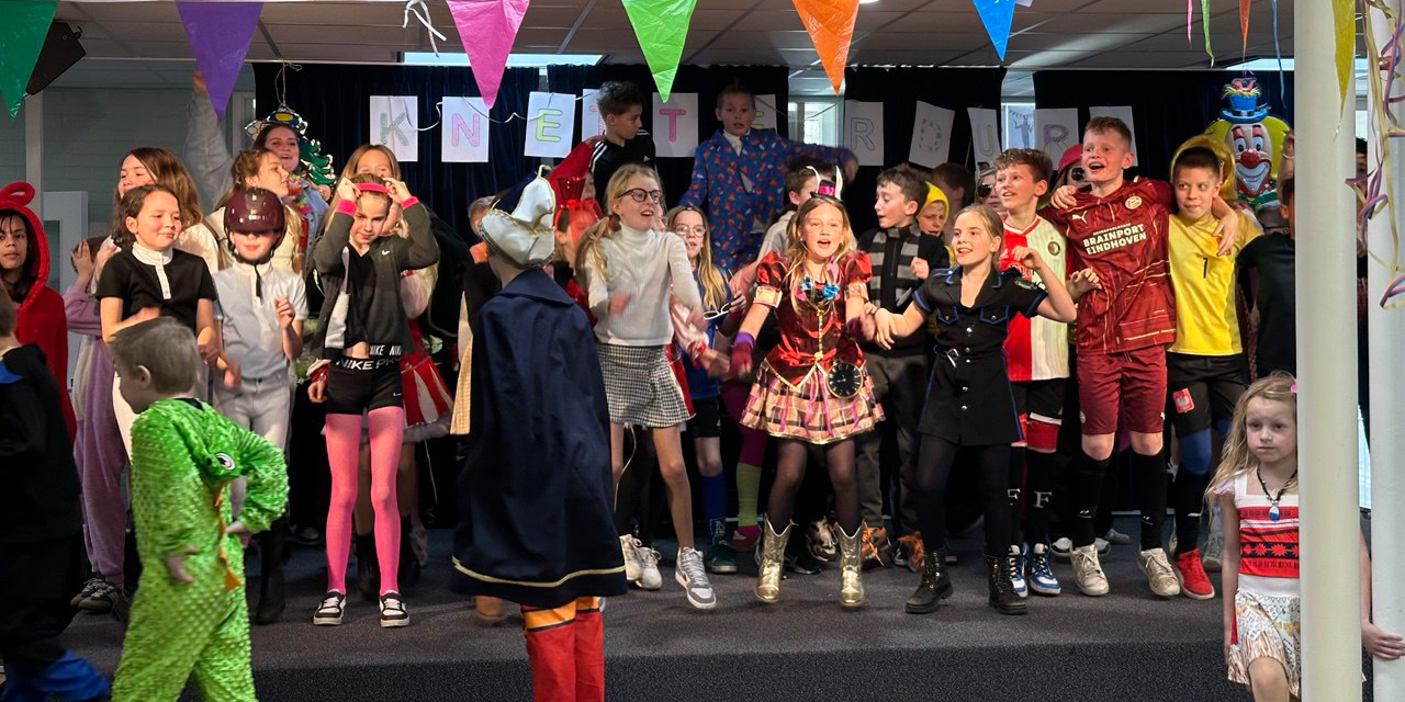 Foto: Carnavalsfeest op St. Franciscus: Knetterdurp bruist van de energie!