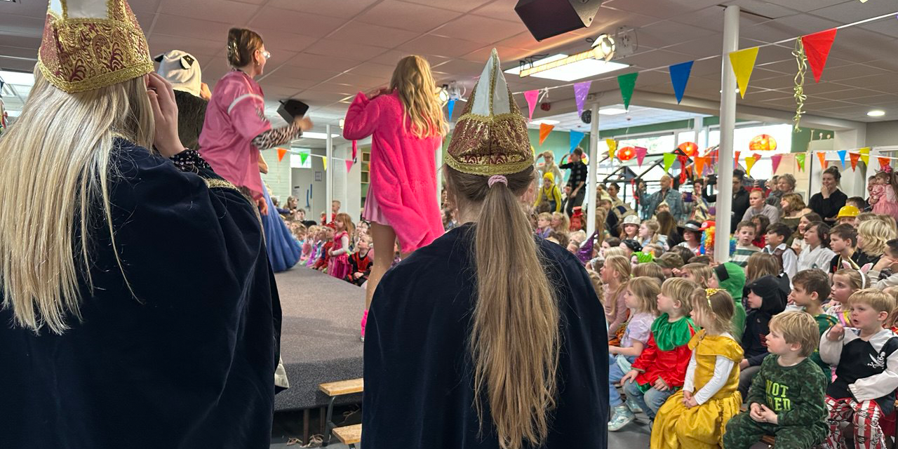 Foto: Carnavalsfeest op St. Franciscus: Knetterdurp bruist van de energie!