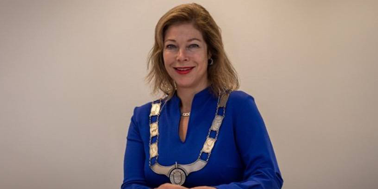 Foto: Burgemeester Blom in interview Radio 1: "Verontrustend lange wachttijden bij ambulance in Nunspeet"