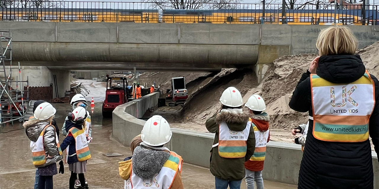 Foto: Kinderlijke nieuwsgierigheid bij tunnelbouw in Nunspeet