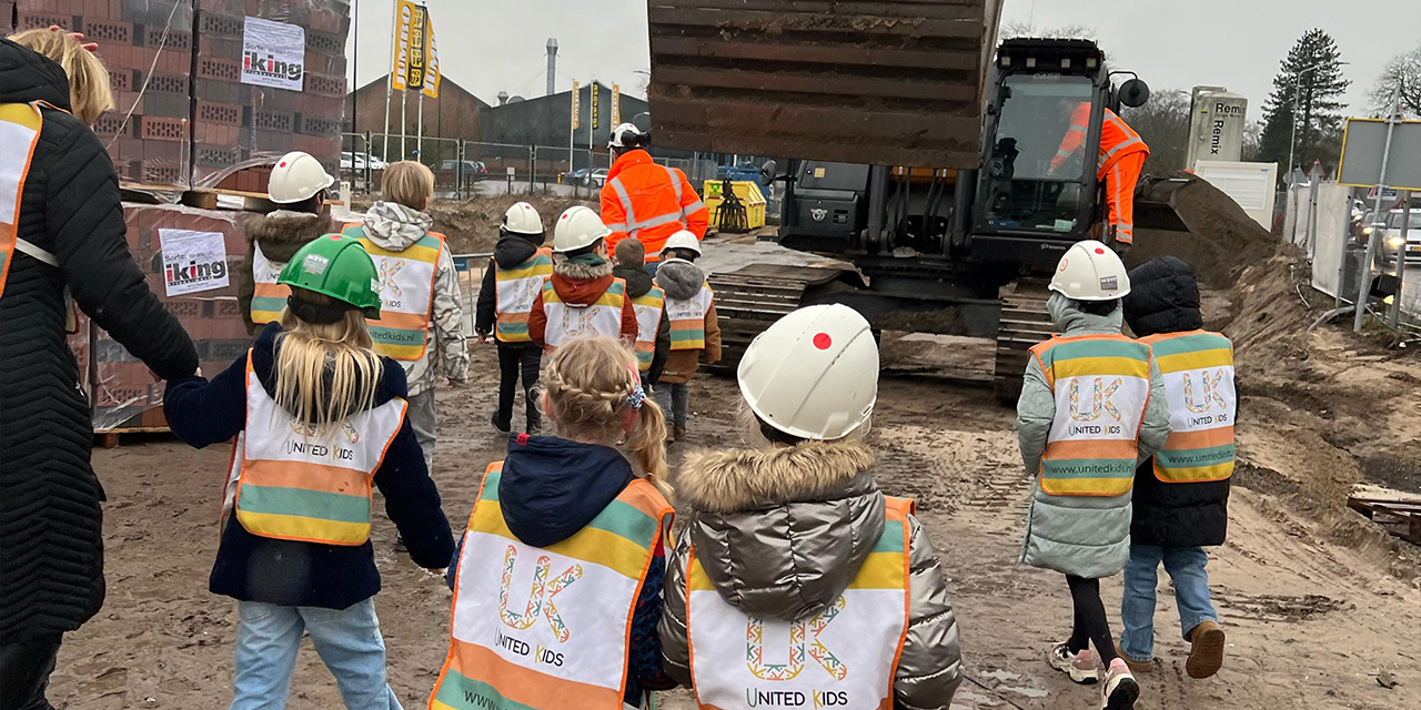Foto: Kinderlijke nieuwsgierigheid bij tunnelbouw in Nunspeet