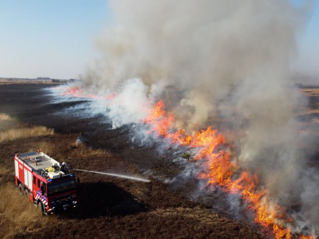 Foto: De heide staat in brand en dat is nodig ook