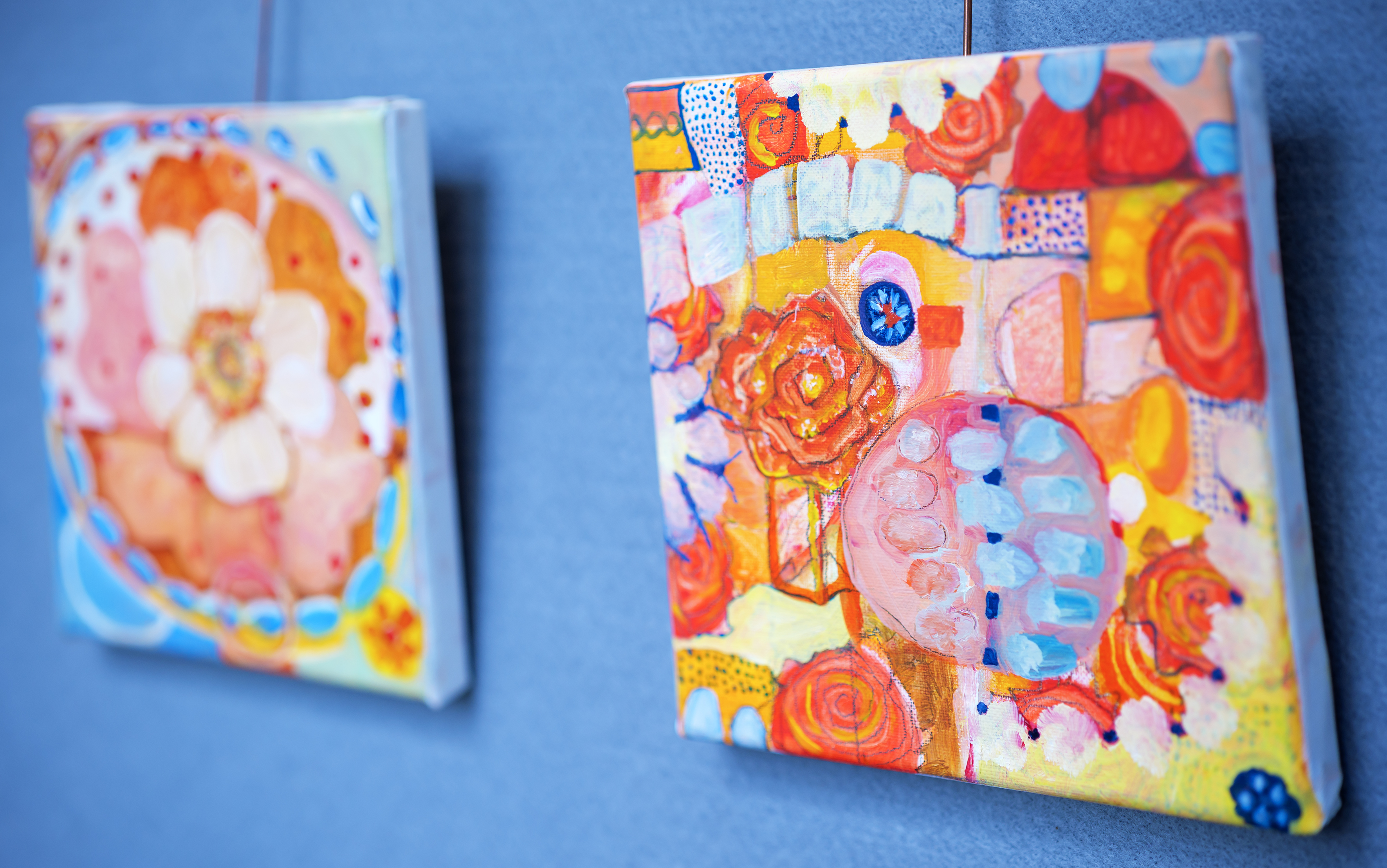 Foto: Nieuwe expositie in het gemeentehuis vol kleur