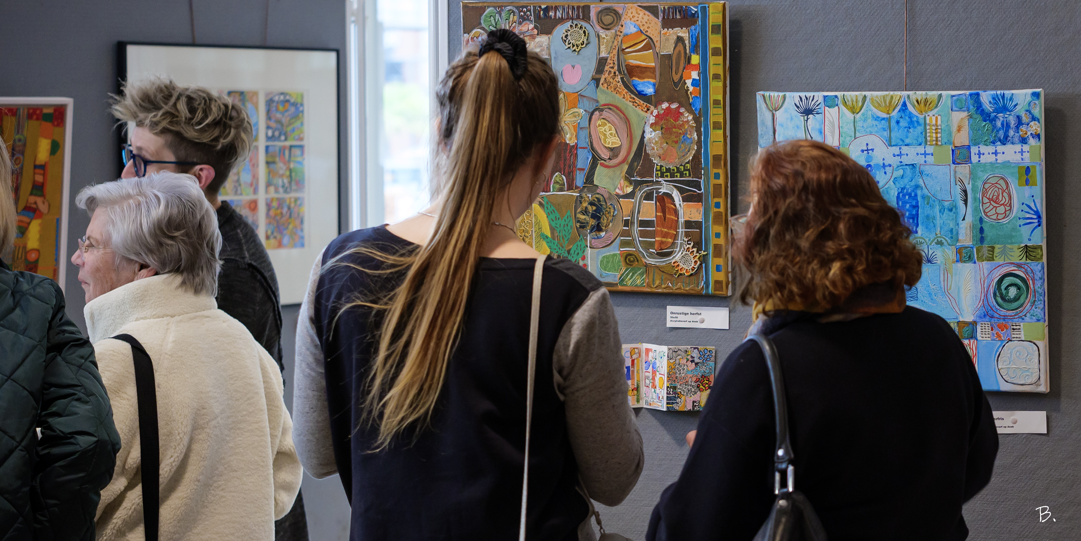 Foto: Nieuwe expositie in het gemeentehuis vol kleur