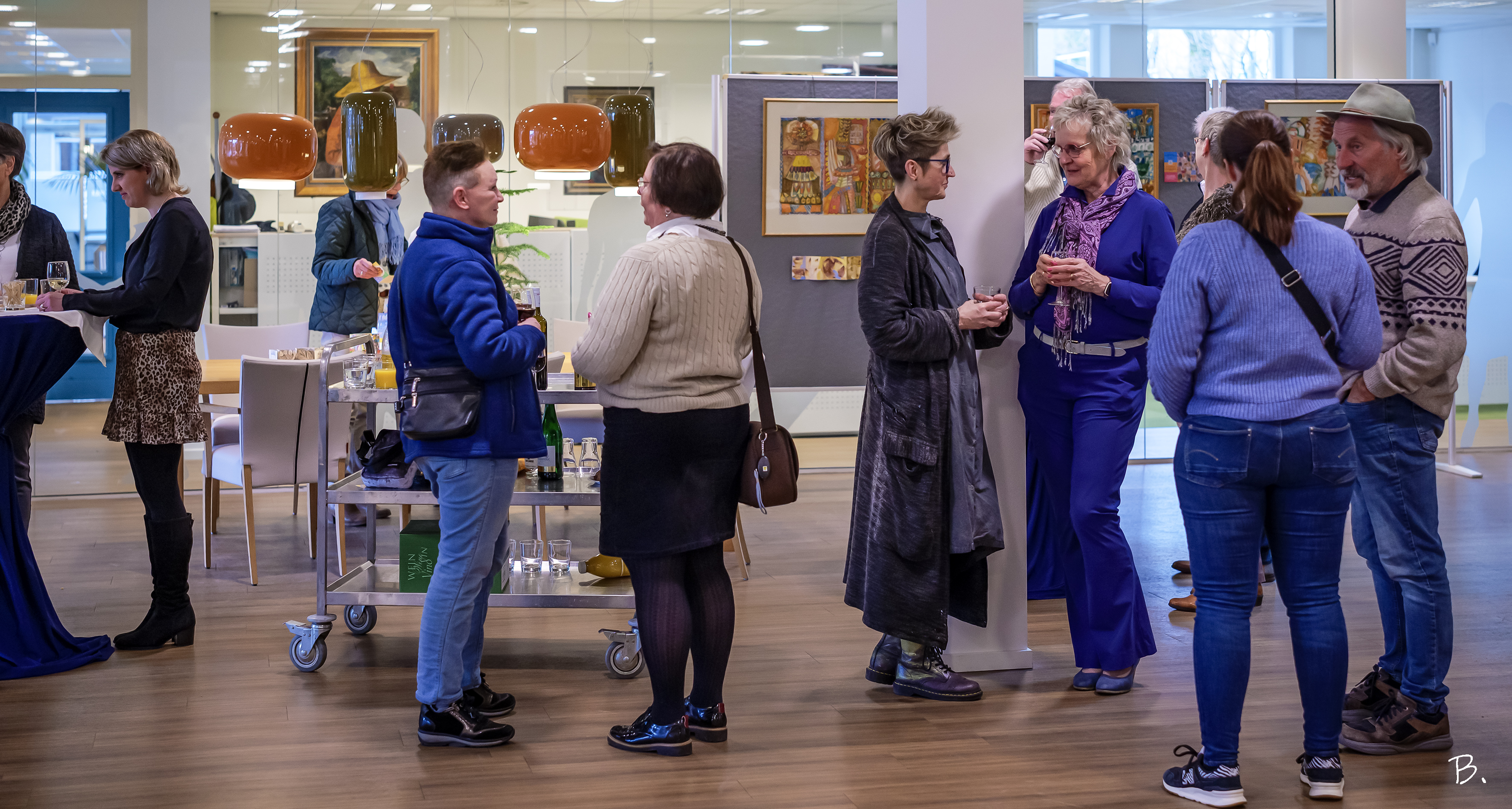 Foto: Nieuwe expositie in het gemeentehuis vol kleur