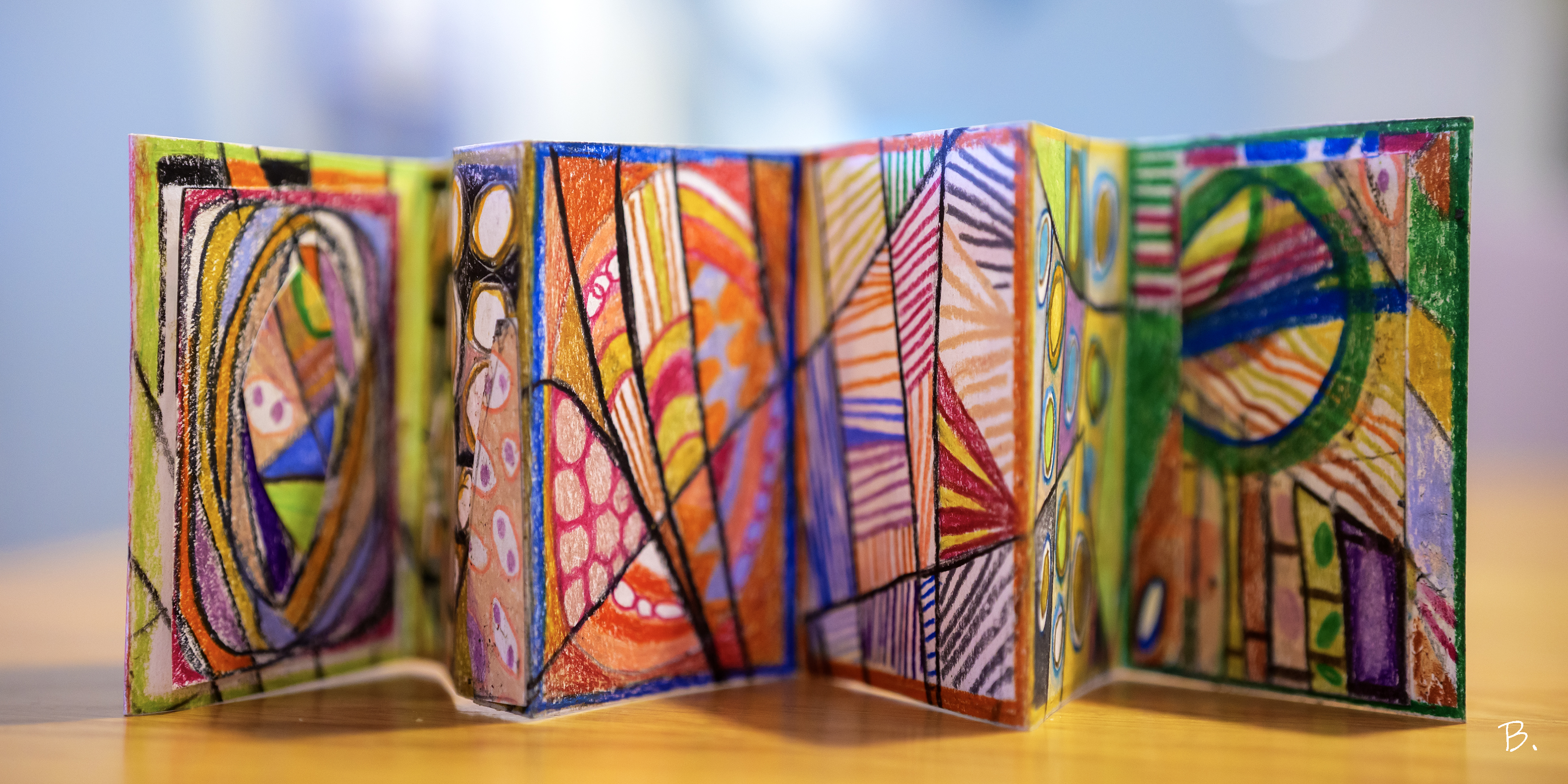 Foto: Nieuwe expositie in het gemeentehuis vol kleur