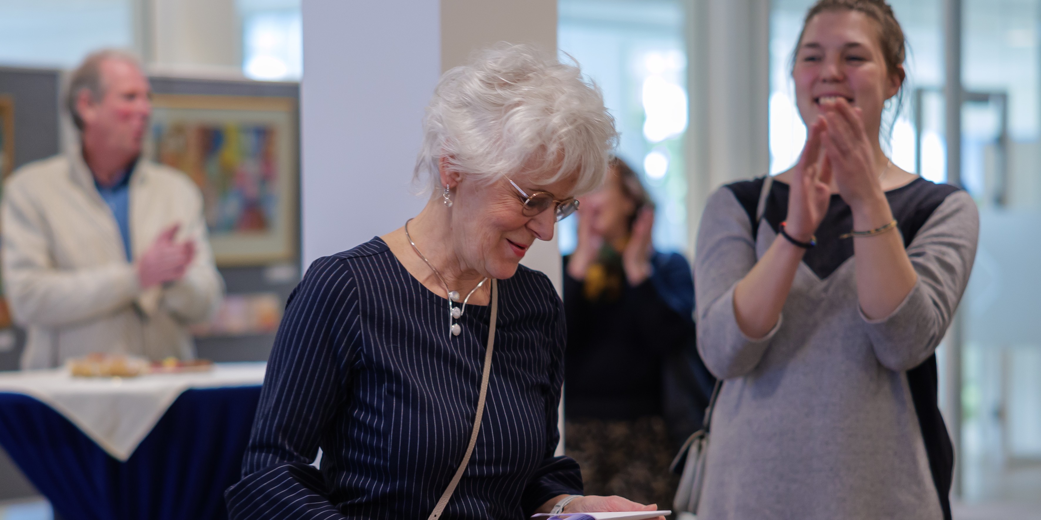 Foto: Nieuwe expositie in het gemeentehuis vol kleur