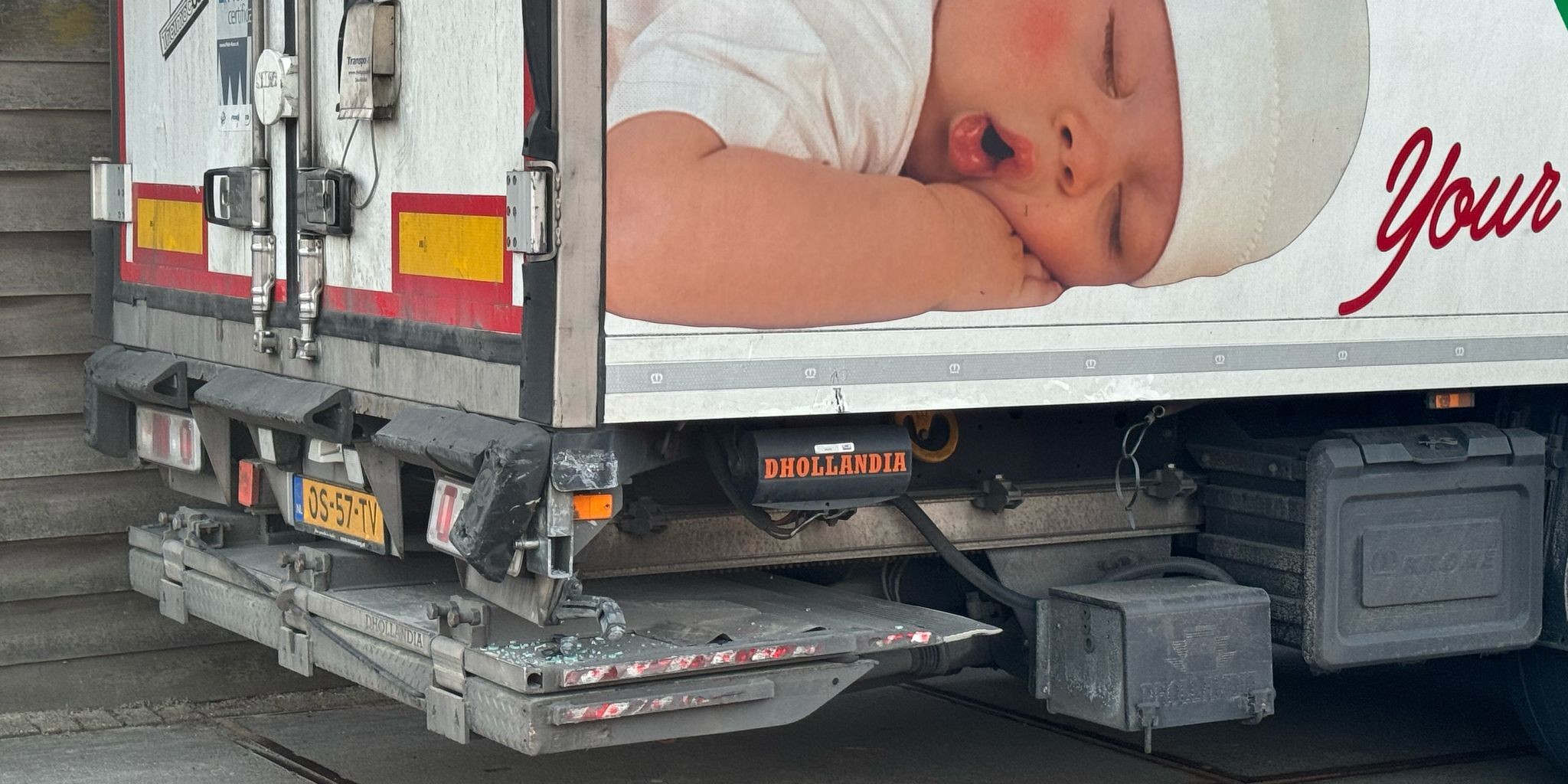 Foto: Vrachtwagenchauffeur draait verkeerd in en ramt geparkeerde BMW bij Albert Heijn