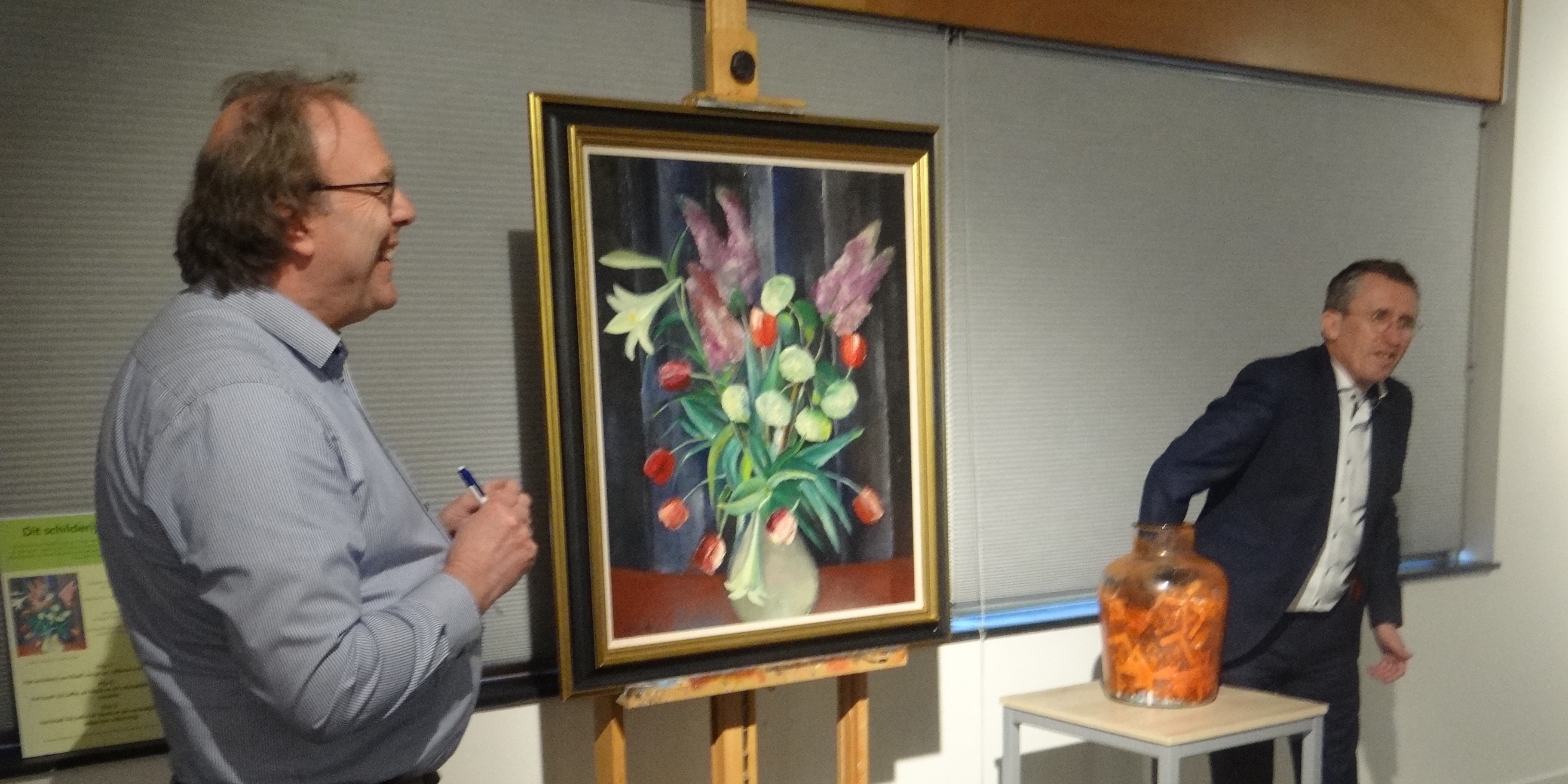 Foto: Notaris trekt winnende loten schilderij Jongman