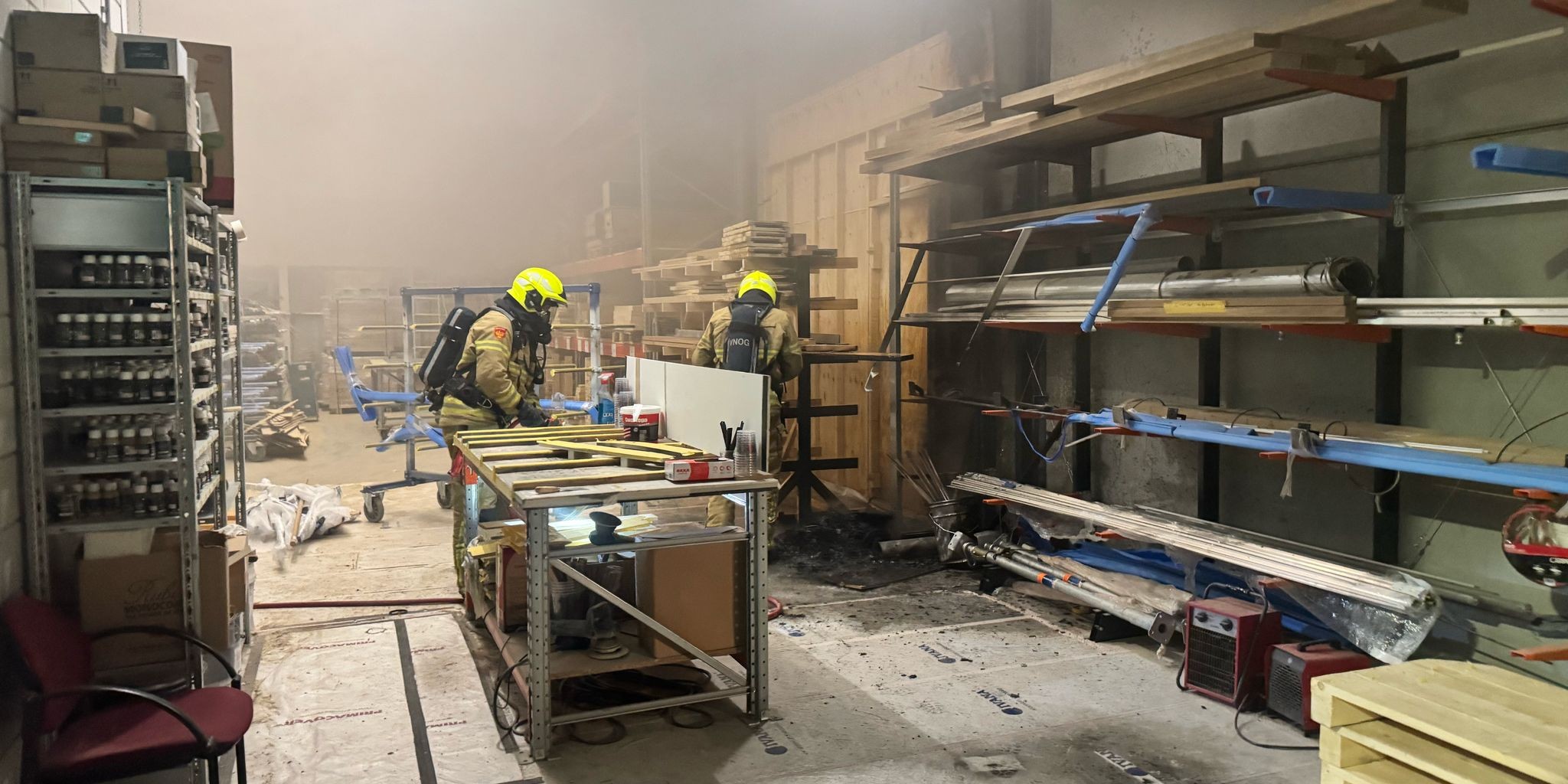 Foto: Brand bij houtbewerkingsbedrijf aan de Voltweg in Nunspeet