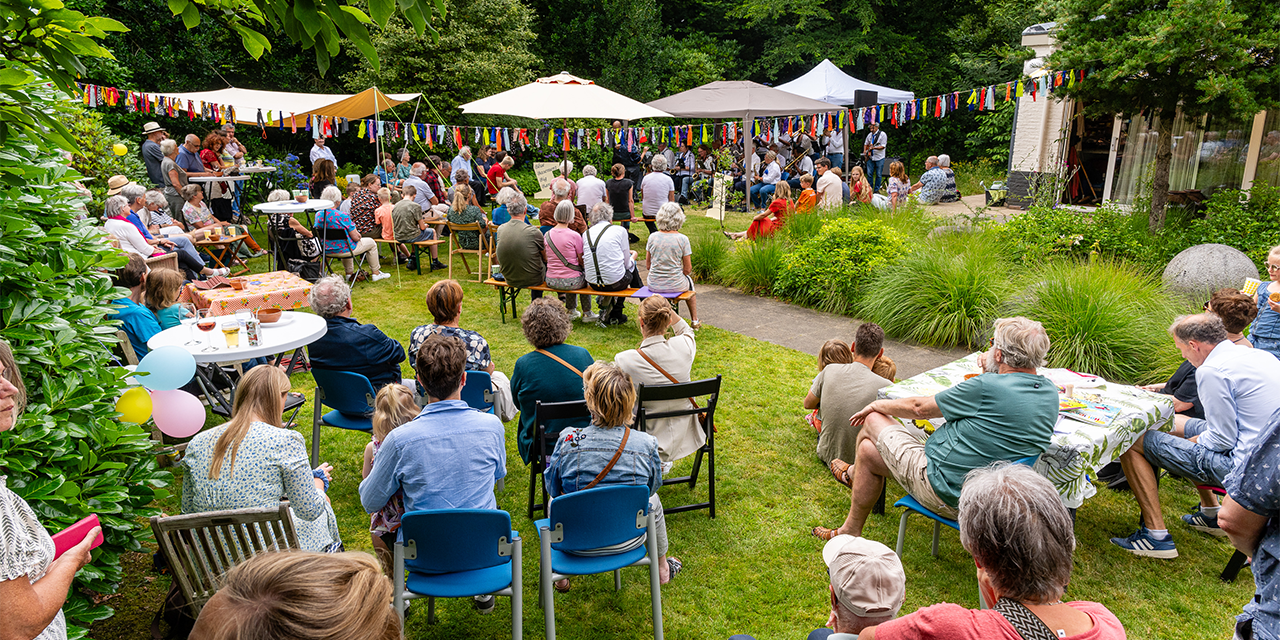 Foto: Gluren bij de Buren zoekt gastvrije tuineigenaren en ongekend podiumtalent