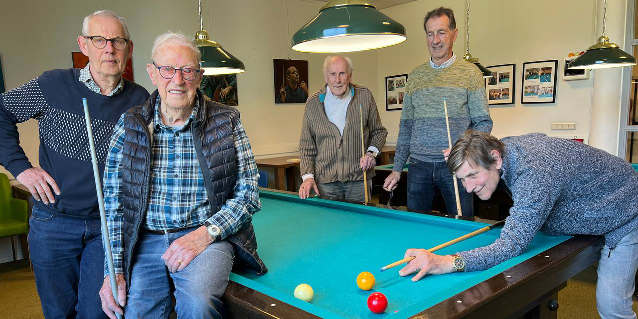 Foto: Henk Prins (102) viert zijn verjaardag met biljartvrienden