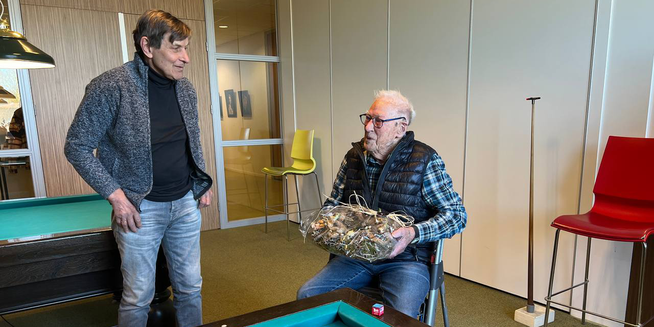 Foto: Henk Prins (102) viert zijn verjaardag met biljartvrienden