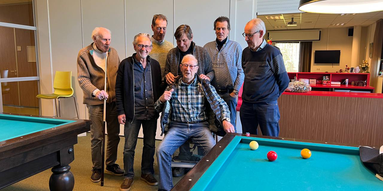 Foto: Henk Prins (102) viert zijn verjaardag met biljartvrienden