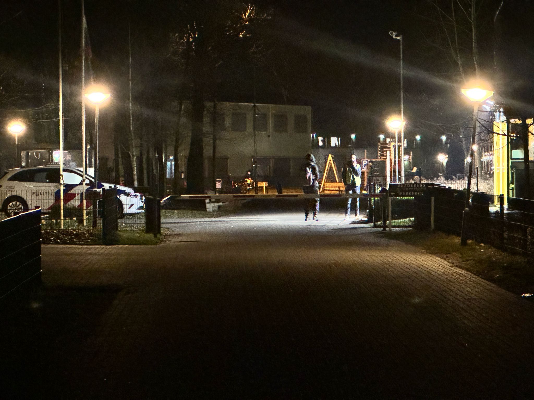 Foto: Politie onderzoekt mogelijke steekpartij bij AZC Harderwijk