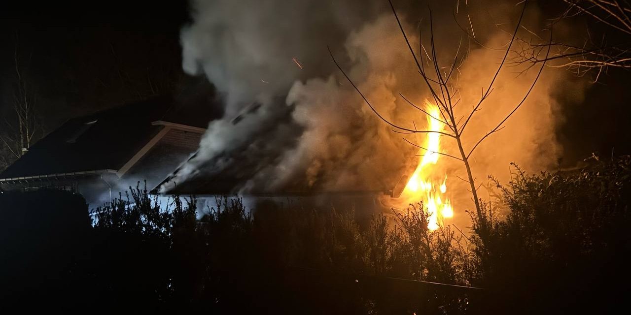 Foto: Uitslaande brand verwoest schuur in Hierden