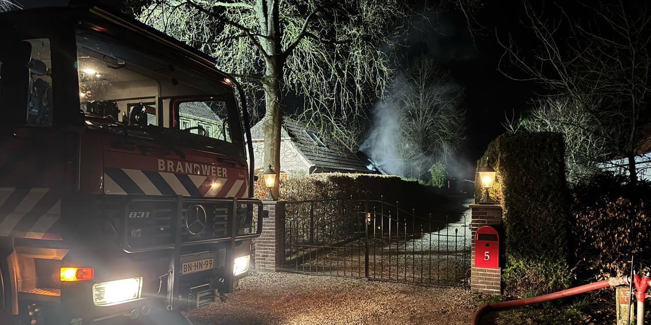 Foto: Uitslaande brand verwoest schuur in Hierden