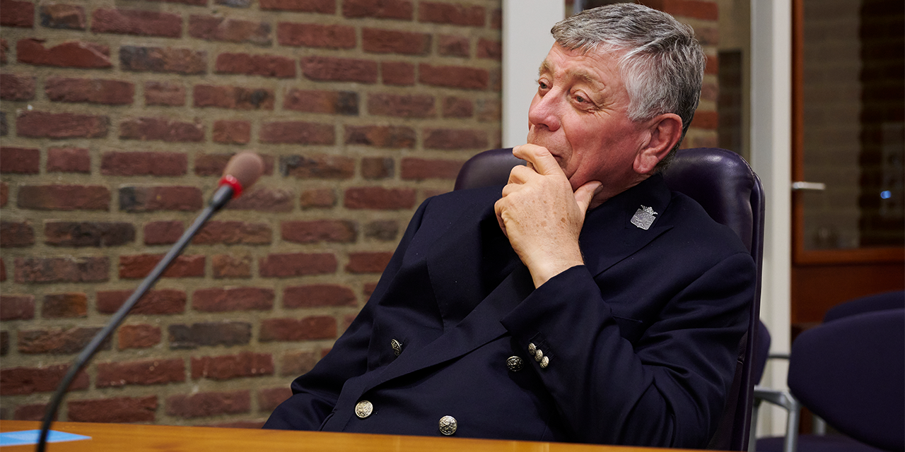 Foto: Willem Rekers neemt afscheid na 35 jaar als gemeentebode in Nunspeet