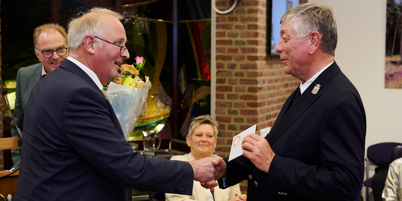 Foto: Willem Rekers neemt afscheid na 35 jaar als gemeentebode in Nunspeet