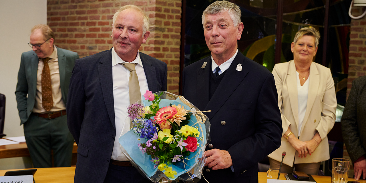 Foto: Willem Rekers neemt afscheid na 35 jaar als gemeentebode in Nunspeet