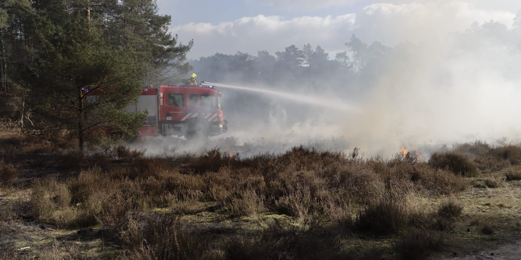 Foto: Derde natuurbrand van de dag: Elspeterweg afgesloten