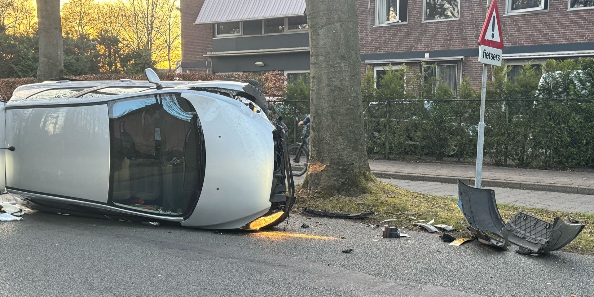 Foto: Auto botst tegen boom in Nunspeet: bestuurder naar ziekenhuis