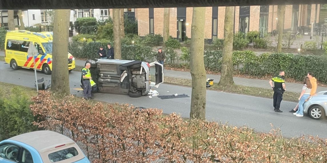 Foto: Auto botst tegen boom in Nunspeet: bestuurder naar ziekenhuis