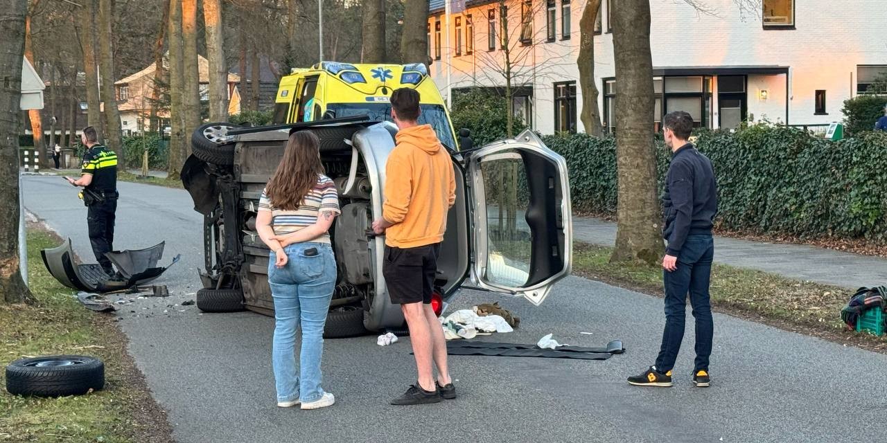 Foto: Auto botst tegen boom in Nunspeet: bestuurder naar ziekenhuis