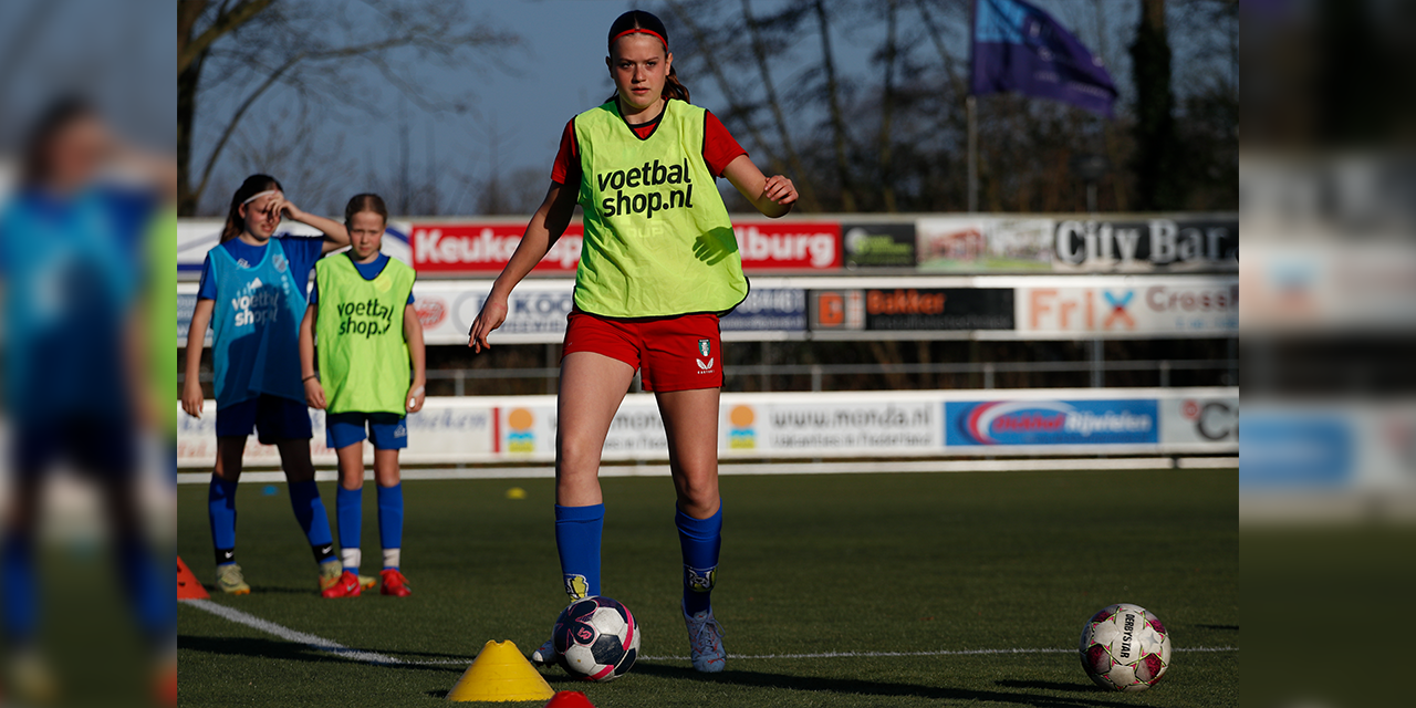 Foto: Nunspeets meiden schitteren tijdens regioselecties betaald voetbal 