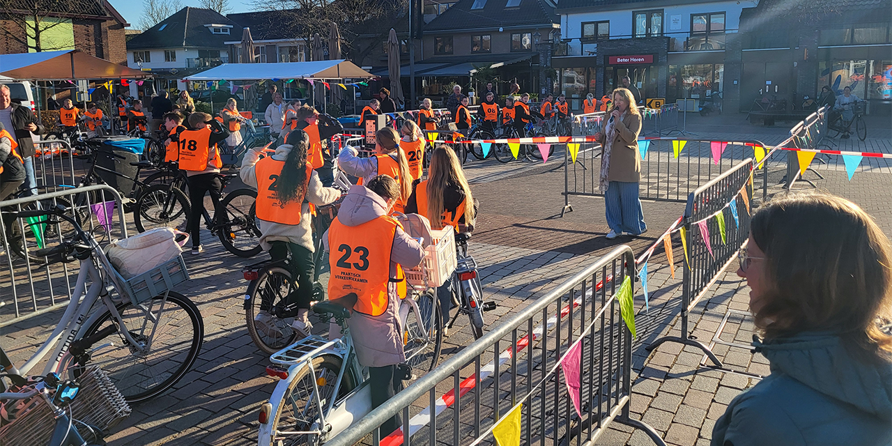 Foto: Oranje hesjes alom: Fietsverkeersexamen Nunspeet van start!