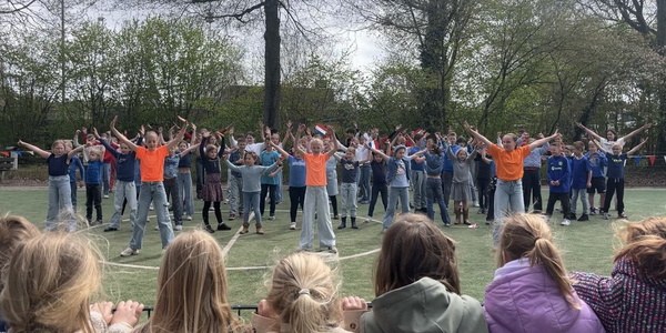 Foto: Leerlingen dansen als afsluiting themaweek 80 jaar vrijheid: “Kippenvelmomentje”