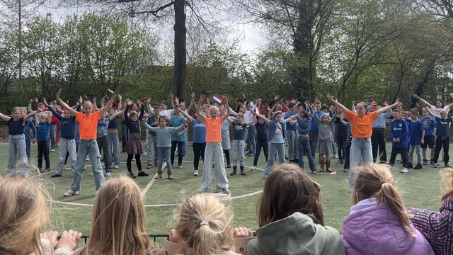 Foto: Leerlingen dansen als afsluiting themaweek 80 jaar vrijheid: “Kippenvelmomentje”