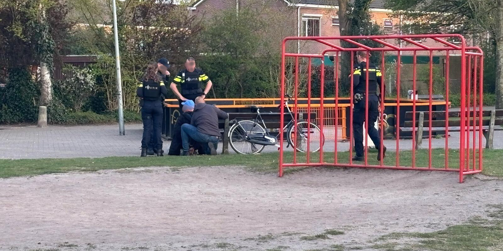 Foto: Politie grijpt in bij speeltuin Nunspeet na bedreiging met mogelijk vuurwapen