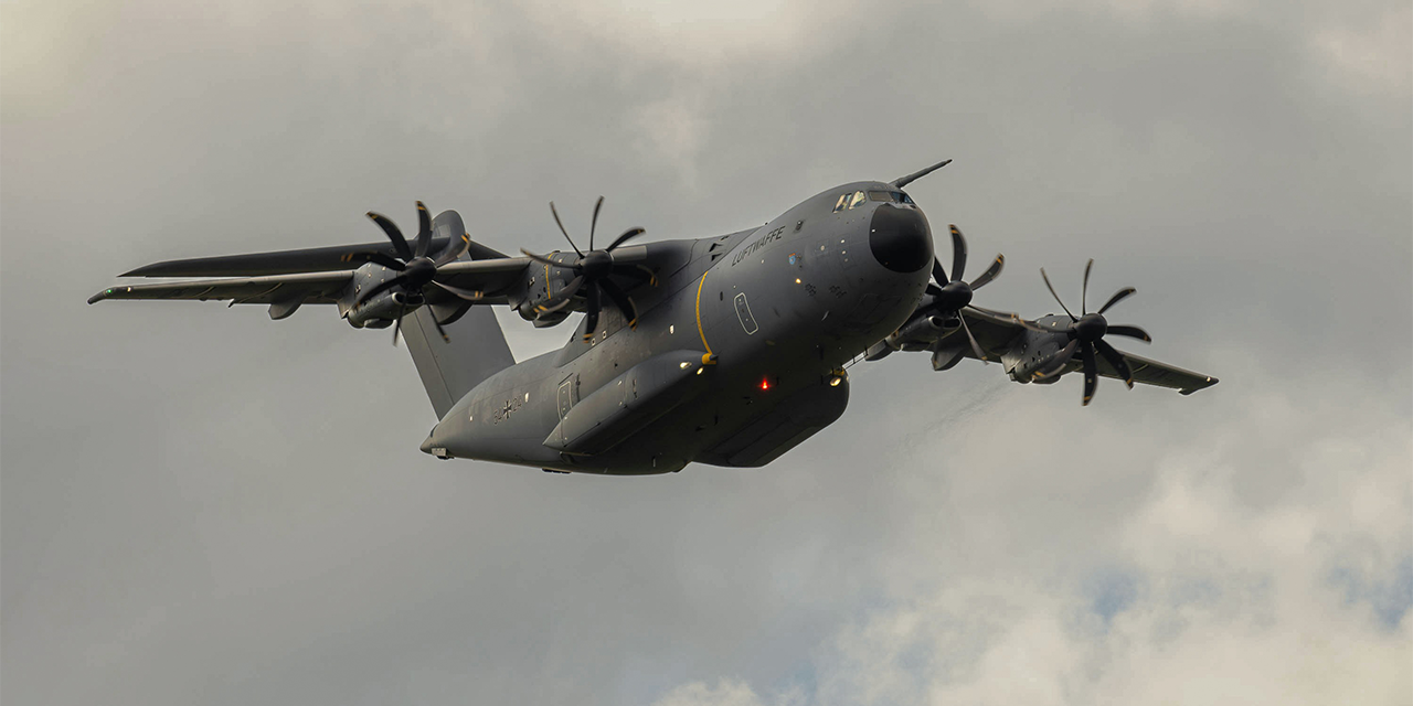 Foto: Militaire vliegtuigen boven de Veluwe: Duitse Airbus A400M in actie