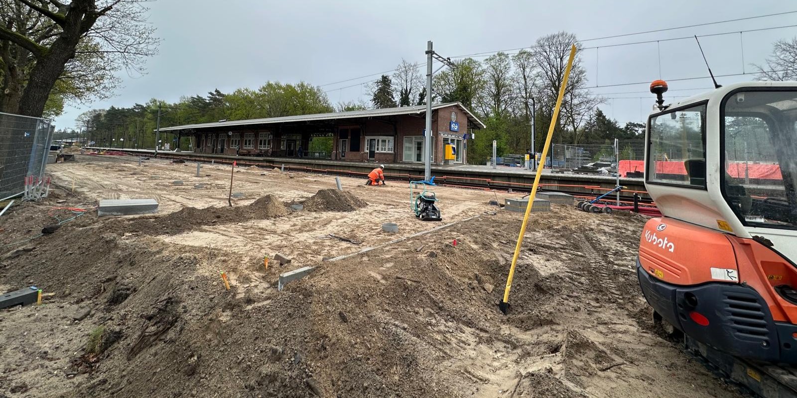 Foto: Verplaatsing fietsenrekken station Nunspeet naar vernieuwde NS-fietsenstalling