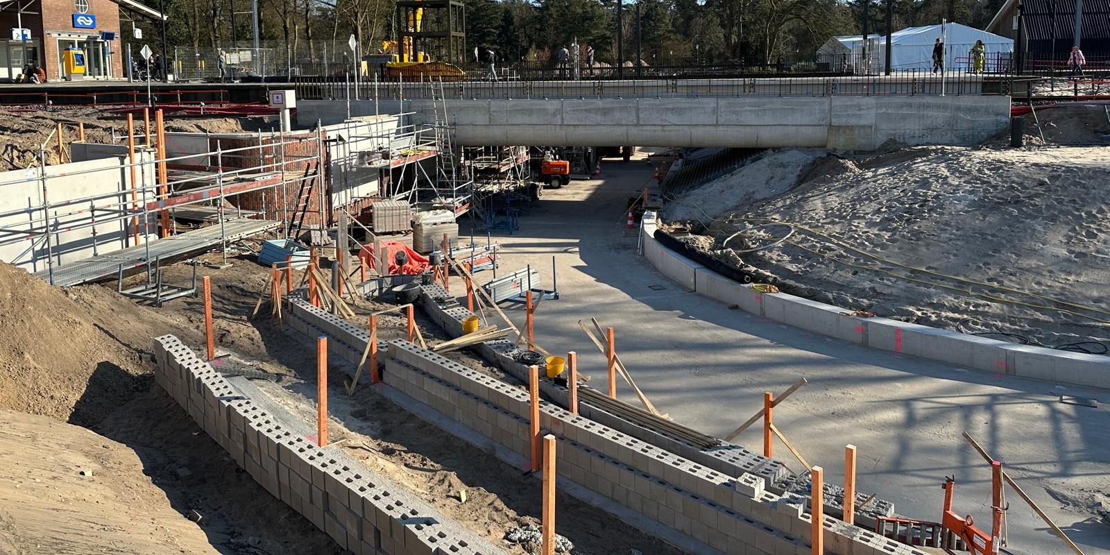 Foto: Oudste inwoner van Nunspeet als eerste door nieuwe snelverkeertunnel