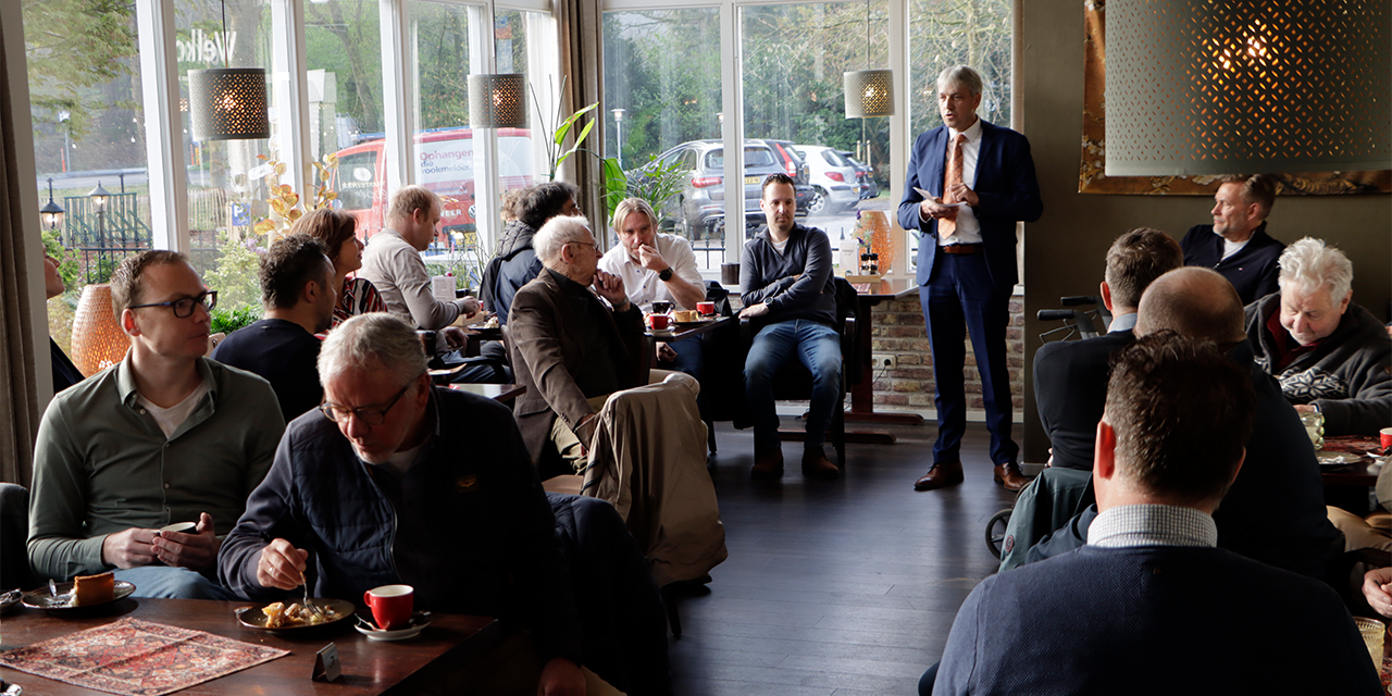 Foto: Onderdoorgang Elspeterweg geopend: 102-jarige Prins rijdt als eerste mee