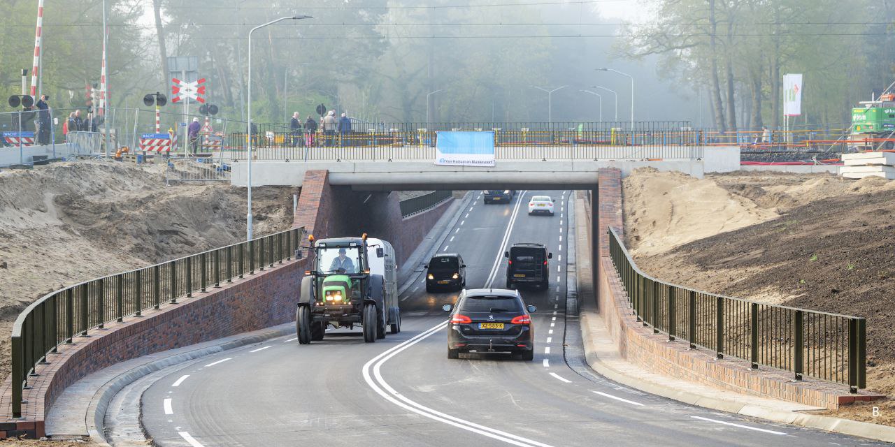 Foto: Onderdoorgang Elspeterweg geopend: 102-jarige Prins rijdt als eerste mee