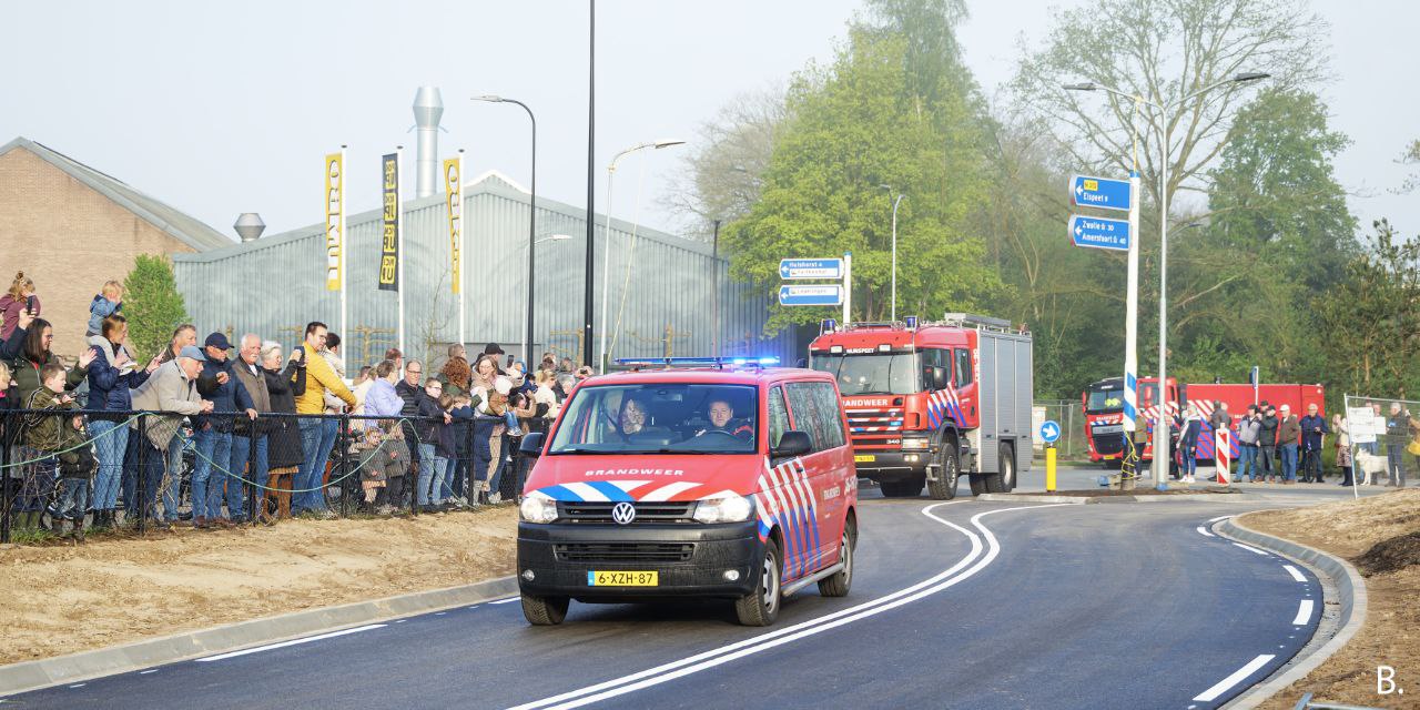 Foto: Onderdoorgang Elspeterweg geopend: 102-jarige Prins rijdt als eerste mee