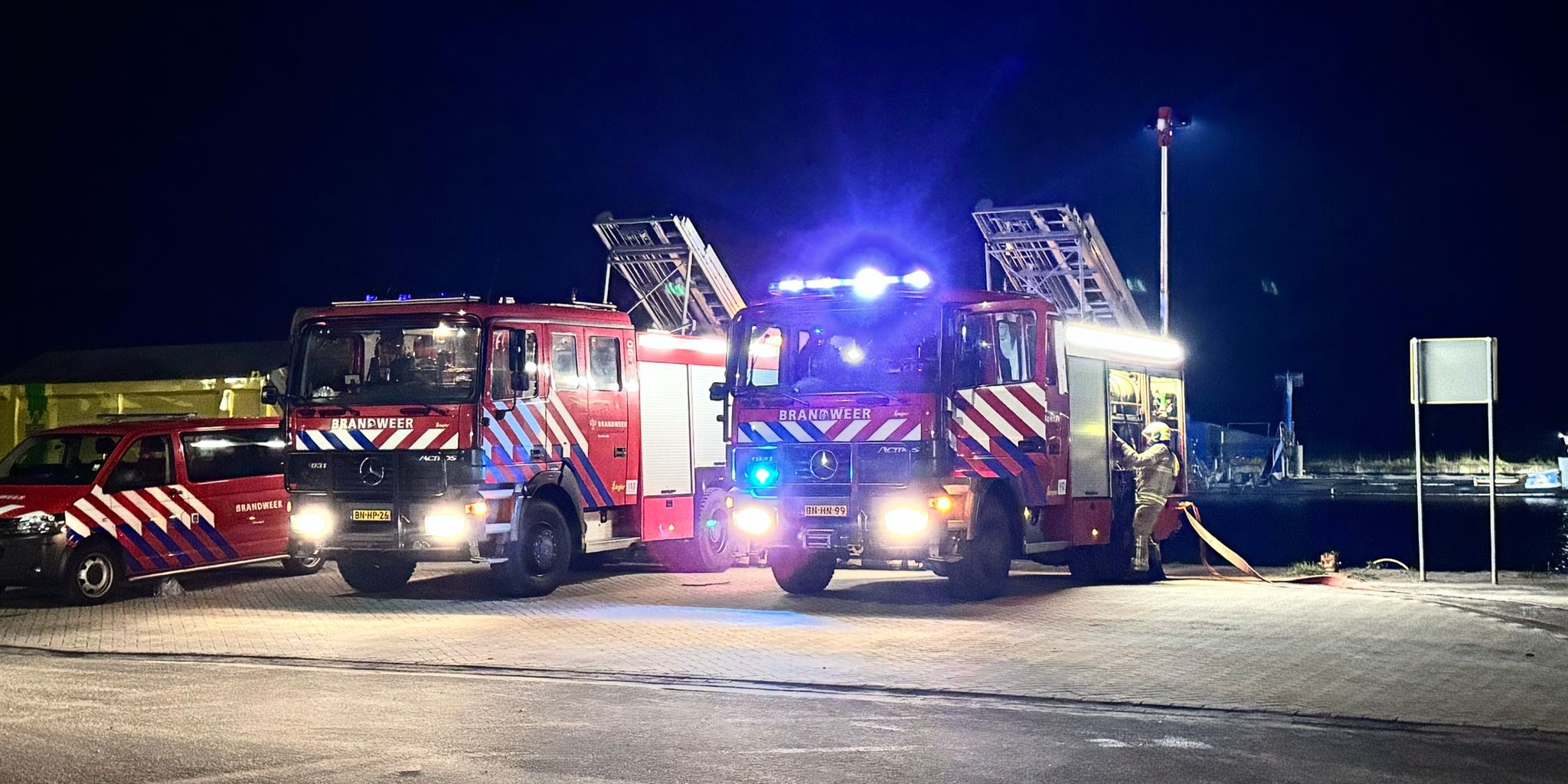 Foto: Flinke brand bij recyclingbedrijf Van Werven in Harderwijk: stapel tapijt vat vlam