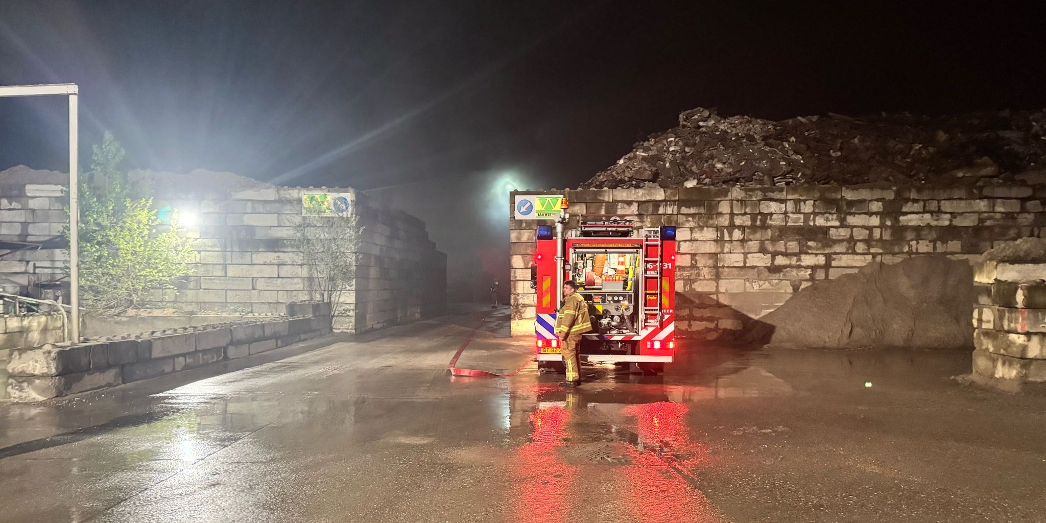 Foto: Flinke brand bij recyclingbedrijf Van Werven in Harderwijk: stapel tapijt vat vlam