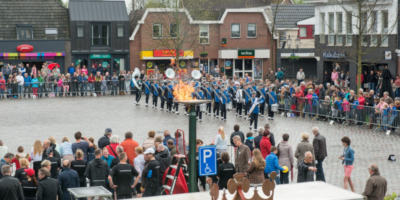Foto: Bevrijdingsvuur brengt boodschap van vrijheid in alle kernen van Nunspeet