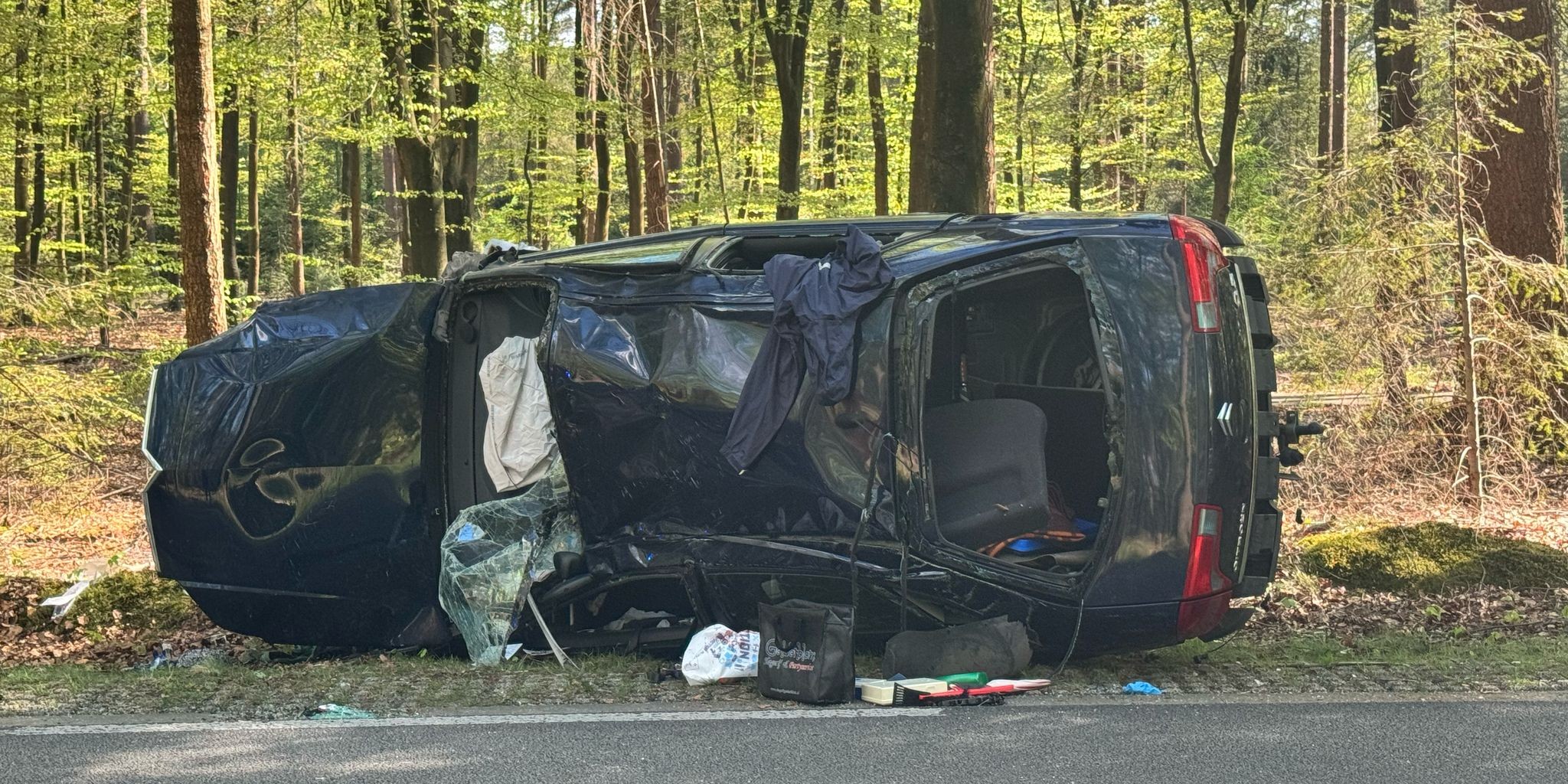Foto: Auto raakt bomen en belandt op zijkant, oorzaak nog onduidelijk