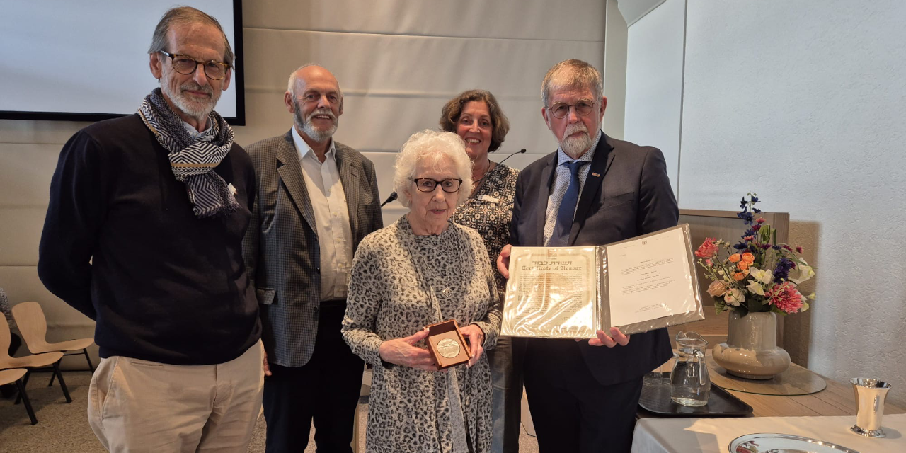 Foto: VIDEO: Yad Vashem-onderscheiding voor familie Spronk-Flier naar Museum Sjoel Elburg