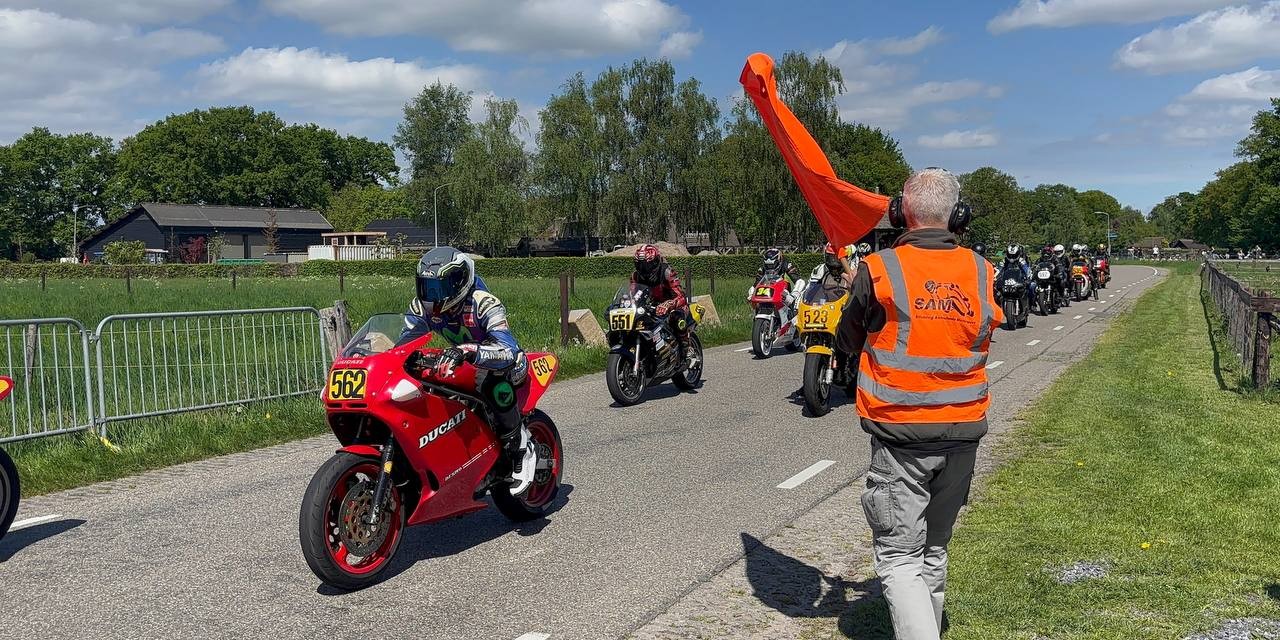 Foto: Brullende motoren en de geur van olie: De Classic Racedemo is een succes