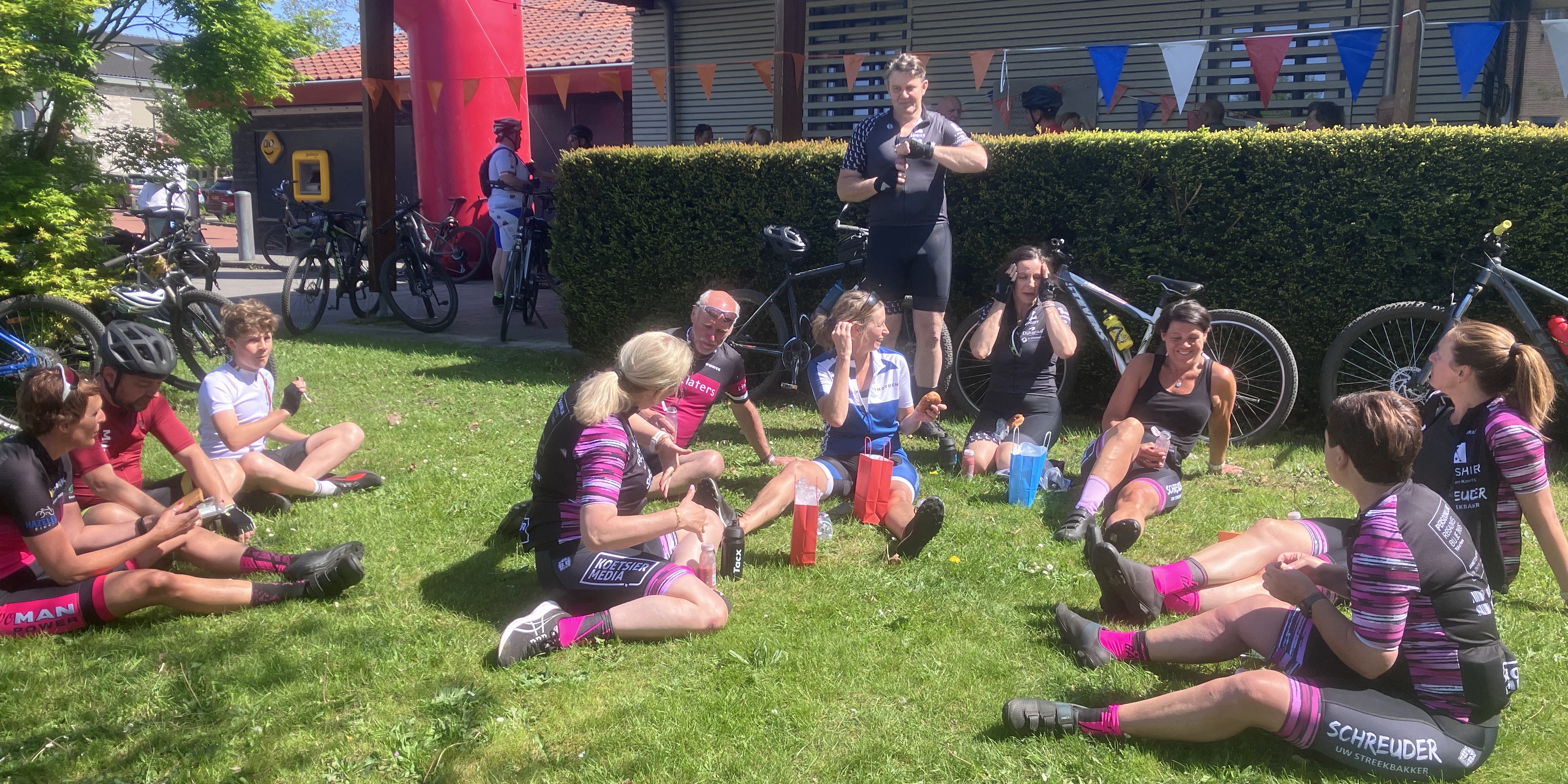 Foto: Fietstocht en maaltijd voor verbinding in Elspeet