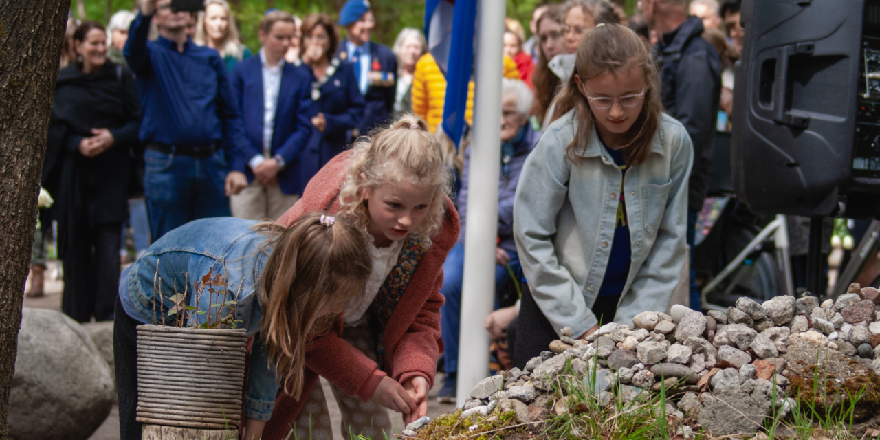 Foto: Indrukwekkende herdenkingen Verscholen Dorp Vierhouten: "Opdat wij niet vergeten"