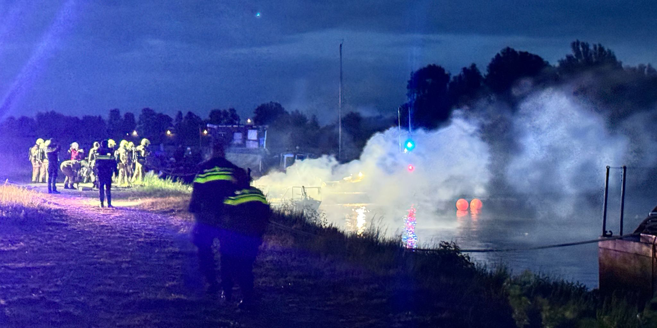 Foto: Dodelijke bootbrand aan Drontermeerdijk: politie doet onderzoek