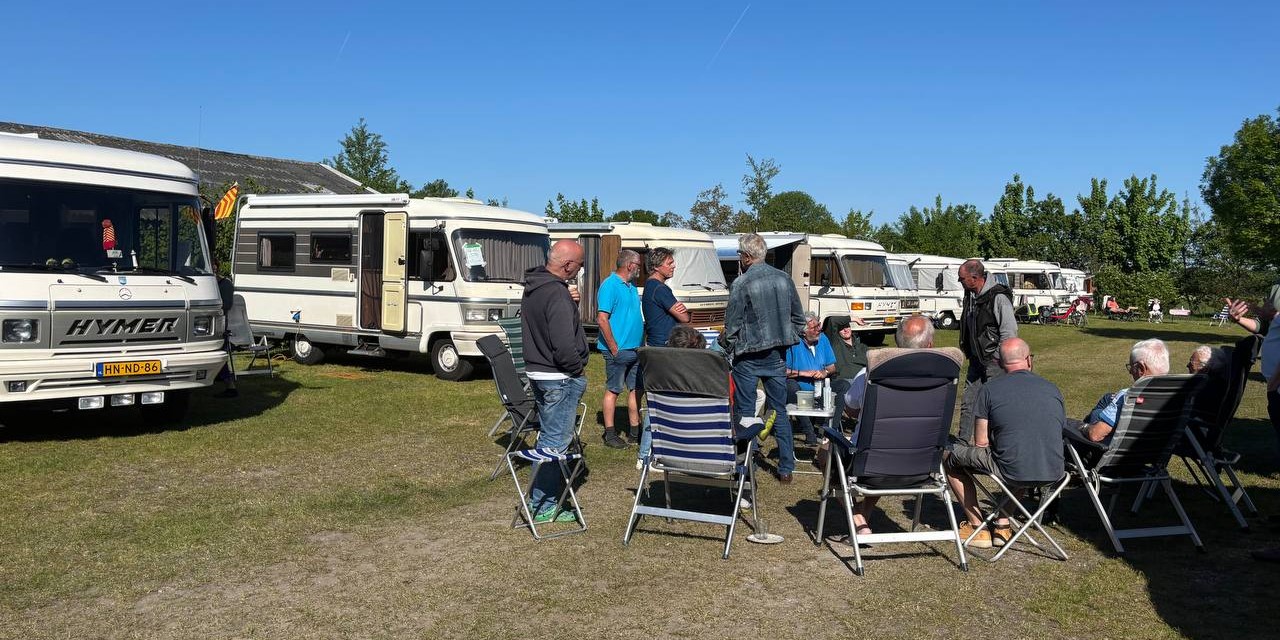 Foto: Club van oldtimer campers strijkt neer op camperplaats in Nunspeet